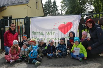 Rodersdorfer Kindereinrichtung zieht das große Los: Als Wettbewerbsgewinner gibt es viel Geld für Neuanschaffungen - Stolz auf den Gewinn: Erzieherin Nicole Lehnert (links) und Leiterin Katja Uhlmann mit einer Schar von Kindern vor ihrem Rodersdorfer Kindergarten.