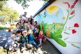 Rodersdorfer Kita freut sich über ein farbenfrohes Stinella-Wandbild - Die Rodersdorf Kita Tausendfuß hat ein neues Wandbild, ein Gemeinschaftswerk von Künstlerin Elke Eckhardt und den Kindern der Einrichtung.