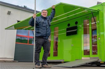 Rodewisch beschenkt sich selbst: Mobiler Messestand dient künftig als "Hutzen-Point" - Christian Wetzig zeigt den mobilen "Rowi-Hutzen-Point", der nach entsprechender Gestaltung als mobiler Treffpunkt zu besonderen Anlässen in Rodewisch und den Göltzschtalkommunen genutzt werden kann. Stationiert ist der Anhänger bei der Rodewischer Feuerwehr, die Wetzig leitet.