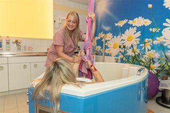 Rodewisch: Besucher im Klinikum Obergöltzsch sind fleißigem Klapperstorch dicht auf den Fersen - Hebamme Nicole Weber erklärt beim Tag der offenen Tür des Rodewischer Klinikums Obergöltzsch in einem der Räume des Kreißsaals die Wassergeburt.