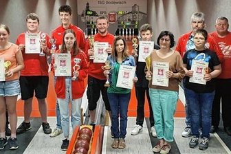 Rodewisch ehrt seine besten Kegler - Bürgermeisterin Kerstin Schöniger (links) und Abteilungsleiter Bernd Schmalfuß (rechts) ehrten die Besten der 65. Rodewischer Stadtmeisterschaft im Kegeln. Auf dem Foto fehlen; Julian Fiedler, Mareka Kluge und Ryan Ungethüm.