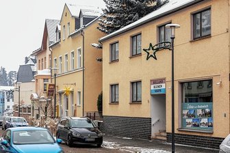 Rodewisch kauft altes Haus - wird saniert oder abgerissen? - Nicht zu übersehen ist das Haus an der Auerbacher Straße 5 im Rodewischer Zentrum - aktuell gibt's dort noch historische Stadtfotos im Schaufenster zu erblicken.