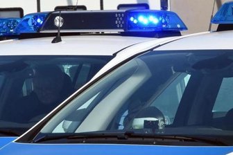 Rodewisch: Mann angefahren und Fahrerflucht begangen? - n Rodewisch ist ein 42-Jähriger offenbar von einem unbekannten Autofahrer angefahren und dabei verletzt worden.