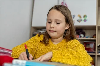 Rodewisch oder Auerbach: Ist ein Gymnasium im Göltzschtal zu viel? - Goethe-Gymnasium Auerbach oder Pestalozzi-Gymnasium Rodewisch? Michelle (9) aus Auerbach wichtelt noch. Für die Drittklässlerin wäre die Schule in Auerbach näher am Zuhause gelegen, aber die Pesta in Rodewisch gefällt ihr auch sehr gut. Eine Entscheidung, die Michelle und ihre Eltern im Schuljahr 2025/26 zu fällen haben.