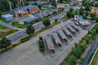 Rodewisch plant Busbahnhof weiter - Der Busbahnhof Rodewisch gilt neben Plauen als Drehkreuz für den Personennahverkehr im Vogtland. Den Passagieren präsentiert er sich wie im Jahr 1985, als die Umsteigestelle gebaut wurde. 2022 soll der Umbau mit Verzögerung umgesetzt werden. Aus sechs werden acht Bussteige. 