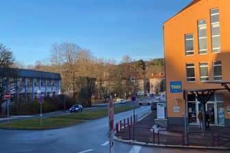 Rodewisch: Polizei sucht nach Parkplatzunfall Unfallgeschädigten - Gesucht wird der Fahrer eines beschädigten Autos. Der Schaden entstand beim Einparken an der Goerdeler-Straße Rodewisch.