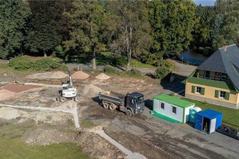 Rodewisch rührt bei Spielplatzbau mit großer Kelle an - Auf dem Gelände neben der Schlossinsel zeichnen sich die Konturen eines Wasserspielplatzes ab. Diesen Teil des neuen Rodewischer Treffpunktes baut die ortsansässige VSTR AG: Den Pumptrack wird eine Spezialfirma aus Bayern realisieren. Laut Bürgermeisterin hatte sich die Stadt dazu ein Referenzobjekt in Zwickau angeschaut. 