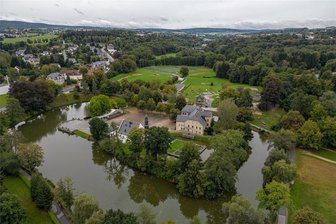 Rodewisch sagt Ja zur Landesgartenschau: Kehrt damit das Museum Göltzsch zurück? - Blick auf Schlossinsel mit Gondelteich, Park, Sportplatz - ein Gelände mit Potenzial für die Landesgartenschau. Dieses reicht nach Auerbach einerseits über den Rad-Fußweg bis zu Hockels Mühle in Auerbach und parallel zur Bundesstraße durchs Freudenthal mit angrenzendem „Knolls Wald“.