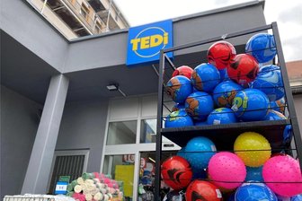 Rodewisch: Schnäppchenmarkt Tedi öffnet in ehemaligem Penny-Markt - Ein Aufsteller voller Bälle, Strand- und Urlaubsartikel im Außenbereich machen neugierig auf den neuen Tedi in Rodewisch. Von A wie Acrylfarben bis Z wie Zigarettenbox gibt es hunderte preiswerte Dinge dort. Teuerste Ware ist ein Koffer für 55 Euro.