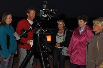 Rodewisch: Sternschnuppen locken Besucher in Scharen in die Sternwarte - Waren bei der Sternschnuppennacht als Experten gefragt: Anja und Steffen Braito (von links) aus Beerheide mit ihrem 120-mm-Refraktor. Carla Loßin, Edith Ulfert und Renate Goldhahn (Foto) waren extra aus Triebel und Oelsnitz nach Rodewisch gekommen, um das Himmelsschauspiel zu verfolgen.