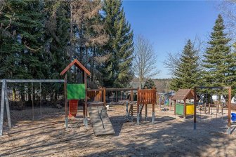 Rodewisch streitet um Spielplatz in Randsiedlung - Rodewisch Saarstraße: Die Spielinsel "Bambi" befindet sich in der kleinen Randsiedlung am Wald- und Feldrand.