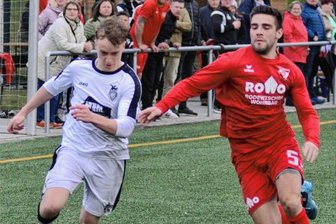 Rodewisch stürzt Syrau - Maurice Marthol (rechts) wurde vor 152 Zuschauern neben seinem Torhüter René Weidlich zum Matchwinner, als er in der 75. Spielminute das spielentscheidende 1:0 für den 1. FC Rodewisch erzielte. Hier attackiert er in der Schlussphase den Syrauer Fabian Stein.