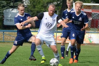 Rodewisch verliert umkämpfte Partie - Der Jößnitzer Siegtorschütze Niklas Beuchold (links) bedrängt hier den Rodewischer Thomas Flink.