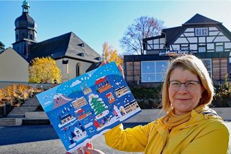 Rodewisch verteilt Bürgerbudget - Petra Denkinger vom Inselkino-Verein mit der ersten Ausgabe des Rodewischer Adventskalenders im vergangenen Jahr.