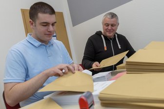Rodewisch vor der Bürgermeisterwahl: Warum es ein Wahllokal weniger gibt - Christian Wetzig (rechts) organisiert die Wahl in Rodewisch. Bei der Bundestagswahl 2025 half ihm Praktikant Ben Mattes.