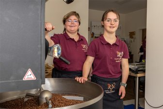 Rodewisch: Was zwei Kaffeerösterinnen mit Handicap dem AfD-Politiker Björn Höcke zu sagen haben - Die Mitarbeiterinnen Daniela Dressel (links) und Svea Glaß arbeiten mit Chefin Steffi Pausch in der Rösterei des Cafés.