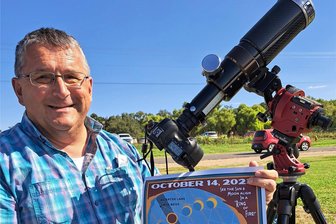 Rodewischer auf Reisen: Wo die Sonne dunkel wird und Oppenheimer die Atombombe baute - Rodewischs Sternwartenleiter Olaf Graf im Oktober 2023 in Texas mit seinem Beobachtungsequipment.