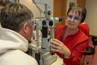 Rodewischer Augenärztin gibt Kassenlizenz ab: „Ich wollte keine Strafe mehr zahlen“ - Augendruck-Messen: Viola Bemme (66) untersucht Patient Christian Senneke . Eine Leistung, die seit 1. Oktober auch von Kassenpatienten dieser Rodewischer Praxis selbst zu zahlen ist. Frau Bemme praktiziert als Privatärztin.