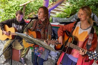 Rodewischer Band macht Musik zum Leben und Träumen - Die Band Poetenweg: Magdalene Fuchs (rechts), Luise Skupch und Lars Hascher beim Auftritt an der Talsperre Falkenstein.