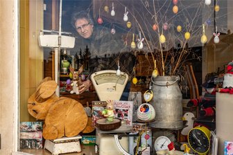 Rodewischer Buchhändler zeigt ganzes Leben im Schaufenster - Stehenbleiben und gucken erwünscht: Ein österliches Schaufenster-Museum bietet Jürgen Unger in seinem früheren Buchgeschäft in Rodewisch. Zum Stadtgeburtstag wird er das Fenster mit 200 historischen Postkarten dekorieren.