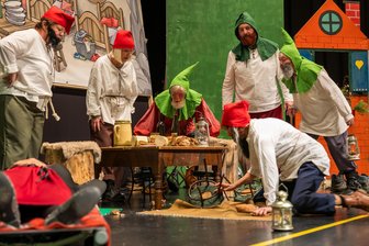 Rodewischer Bühnenhelden spielen vor ausverkauftem Haus: „Was Sie sehen, ist nicht perfekt, aber echt“ - Die Rodewischer Bühnenhelden haben sich „Schneewittchen“ vorgenommen.
