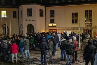 Rodewischer Bürgermeisterin diskutiert mit Demonstranten - Etwa 350 Menschen waren am Sonntag zwischen 17 und 18 Uhr vors Rodewischer Rathaus gezogen um zu demonstrieren. Bürgermeisterin Kerstin Schöniger suchte dort das Gespräch mit den Teilnehmern. Nach ihren Worten hielt sich die Mehrheit im Hintergrund. Auerbachs Polizeirevierleiter Jens Oppel erkannte Protestler, die wiederholt in Auerbach, Lengenfeld, Treuen oder Reichenbach auf die Straße gingen. 
