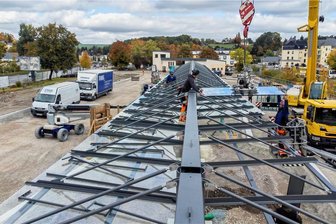 Rodewischer Busbahnhof kostet mehr als geplant - Im vergangenen Oktober hat der neue Busterminal sein neues Dach bekommen. Jetzt wurde die Schlussrechnung eingereicht. Die Baukosten erhöhten sich um 66.000 Euro. Das war bereits der zweite Nachtrag. 