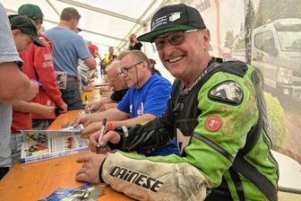 Rodewischer Classic-Pilot mit vollem Terminplan - Stefan Tennstädt beim Autogramme schreiben.