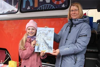 Rodewischer feiern den Herbst - und denken schon an den Advent - Petra Denkinger und Lilli (7) präsentieren den neuen Rodewischer Adventskalender.