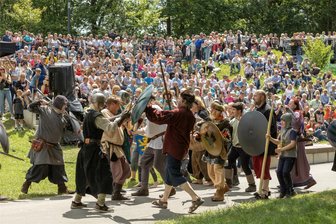 Rodewischer feiern ihren 100. Stadtgeburtstag: Doch heftiger Regen durchkreuzt das Festprogramm - Mit einem Tag Verspätung feierte am Sonntag das Theaterstück um die Legende von Rodewischs Gründung Premiere: Hunderte verfolgten die Inszenierung mit dem Titel „Mit einem Wisch fing alles an“.
