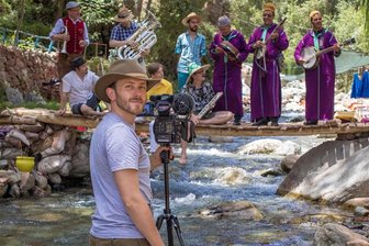 Rodewischer Filmemacher dreht für neue Doku in Marokko - Manchmal muss Filmemacher Matthias Ditscherlein sein Kamerastativ auch an ungewöhnlichen Orten aufstellen: Wie hier in einem Gebirgsbach im Atlasgebirge, als die „Unterbibacher Hofmusik“ auf marokkanische Musiker trifft.