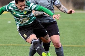 Rodewischer Frauen ziehen im "Topspiel" den Kürzeren - Im Topspiel Erster gegen Zweiter: Zweikampf zwischen ESV-Spielerin Laura Meyer (links) und Rodewischs Jenny Berger.