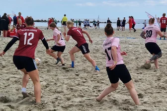 Rodewischer Fußballerinnen beenden ihre Saison beim Beachsoccer-Cup an der Ostsee - Die Rodewischer Fußballerinnen kicken hier beim Beachsoccer-Cup in Damp.
