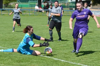 Rodewischer Fußballfrauen chancenlos - Die Rodewischer Torhüterin Josie Rößler greift sich hier den Ball vor Michaela Weidauer vom FC Erzgebirge Aue.