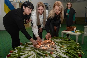 Rodewischer gedenken Kriegsbeginn in Ukraine: Wie es ist, wenn ein fremdes Land zur Heimat wird - Junge Ukrainerinnen stellen ein Licht ins Herz: Im Gedenken an den Kriegsbeginn vor zwei Jahren und das dadurch entstandene Leid. Einige von ihnen sagen: Das Herz ist in der Ukraine, die Zukunft in Deutschland. Die Diakonie lud zu einer Gedenkveranstaltung ins Begegnungszentrum Rodewisch ein.