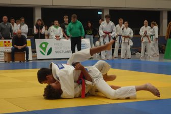 Rodewischer Göltzschtalhalle voller Judoka: Gastgeber schaffen die Pokal-Qualifikation - Heimsieg: Tobias Winkelmann vom JV Ippon Rodewisch, der seinen Kampf mit einer Festhalte gewinnt.