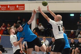 Rodewischer Handballer verpassen das Halbfinale - Andy Möckel (Zweiter von links) mit einem Torwurf, den der Burgstädter Robert Junge versucht abzublocken.