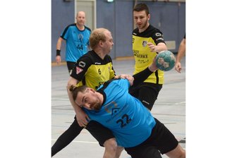 Rodewischer Handballwölfe fahren endlich erste Zähler ein - Toni Wondrak (Nummer 22) hängt sich hier für die Rodewischer Handballwölfe voll rein.