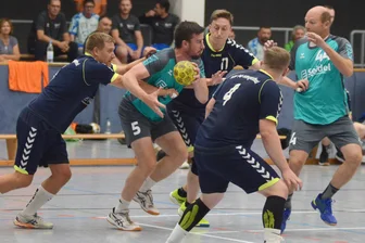 Rodewischer Handballwölfe feiern 25 Jahre mit spannendem Turnier und bringen eine zweite Mannschaft auf den Weg - Das Derby wiederholt sich am Wochenende im Pokal: Beim Spaßturnier mussten sich die Rodewischer (helle Trikots) der SG Oberland noch geschlagen geben.
