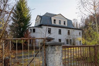 Rodewischer Heimbrache: Eigentümer verweigert Stadt Zutritt - Das ehemalige Kinderheim "Sonnenland". Seit Jahren streitet die Stadt mit dem Eigentümer um Sicherung und Abriss des maroden Gebäudes. 