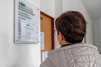 Rodewischer HNO-Ärztin geht in Rente - wie es jetzt weitergeht - Ab 31. März bleibt die Praxis von HNO-Ärztin Dr. Sabine Tröger geschlossen. Die meisten Patienten wissen darüber Bescheid. Trotzdem verirren sich manche noch vor die Praxistür und sind verwundert.
