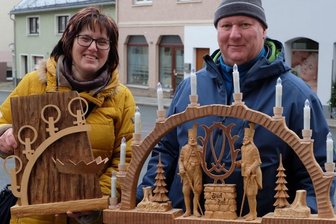Rodewischer ist der neue Stollberger Schwibbogenkönig - Mit diesem überarbeiteten Schwibbogen aus den 1980er-Jahren hat Torsten Jantsch aus Rodewisch in diesem Jahr den Stollberger Schwibbogen-Wettbewerb gewonnen. Trotz des Wohnorts im Vogtland bekennt seine Frau Jana: "Wir sind im Herzen Erzgebirger."