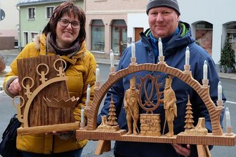 Rodewischer ist neuer Stollberger Schwibbogenkönig - Mit diesem überarbeiteten Schwibbogen aus den 1980er-Jahren hat Torsten Jantsch aus Rodewisch in diesem Jahr den Stollberger Schwibbogen-Wettbewerb gewonnen. Trotz des Wohnorts im Vogtland bekennt seine Frau Jana: "Wir sind im Herzen Erzgebirger."