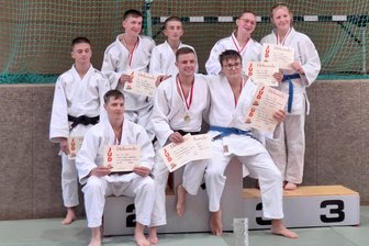 Rodewischer Judoka überschütten sich in Crimmitschau mit Medaillen - Die U 18 und U 22 des JV Ippon Rodewisch nach dem Wettkampf in Crimmitschau.