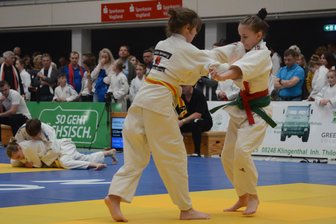 Rodewischer Judotalent nutzt Heimvorteil bei Landesmeisterschaft voll aus - Cataleya Voß (r.) vom JV Ippon Rodewisch – hier im Duell mit Nele Vorwerg aus Rochlitz – feierte in der Göltzschtalhalle ihren dritten Landesmeistertitel in Folge.