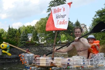 Rodewischer Kirmes: Diese drei Traditionen werden gestrichen - Aus 126 leeren Wasserflaschen und etwas Holz besteht die Wasserkiste von Kai Hottelmann und seinem dreijährigen Sohn Jack. Der Inhaber von "Heikes kleiner Laden" aus Rodewisch hat das originelle Piratenschiff in 50 Stunden Arbeit mit den jungen Leuten vom Spieletreff gebaut. Vater und Sohn sind eines von elf Teams, die am Sonntag zum 1. Wasserkisten-Rennen um Punkte für Optik und Schnelligkeit an den Start gehen. Das Autohaus Bauer ist Schirmherr des Rennens auf dem Gondelteich - ein Höhepunkt am Wochenende. 