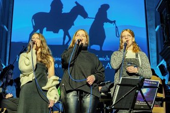 Rodewischer Musikschüler kleiden biblische Geschichte bei Konzert in ein Multimediawerk - Das Weihnachtskonzert der Musikschule Rodewisch erzählte die biblische Geschichte in Form eines Multimedia-Werkes. Es wollten so viele Menschen sehen, dass manche sogar stehen mussten.
