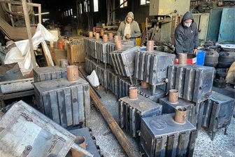 Rodewischer Pfarrerin ruft zu Spenden für die Ukraine auf - Diese ukrainischen Heizöfen kosten 172 Euro. Sie wärmen Familien, die lange ohne Strom und Gas sind.
