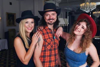 Rodewischer Ratskellersaal wieder offen – aber nur 199 Besucher erlaubt: Was dies für das ausverkaufte Stefanie-Hertel-Konzert bedeutet - Stefanie Hertel (l.) mit Partner Lanny Lanner und Tochter Johanna Mross gastieren am 12. Dezember im Ratskeller. Das Konzert ist mit 400 Karten ausverkauft – zugelassen sind aber vorerst nur 199 Gäste.