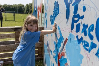 Rodewischer Schlossinsel lockt zum Kindertag: Holz-Labyrinth verzückt junge Vogtländer - 